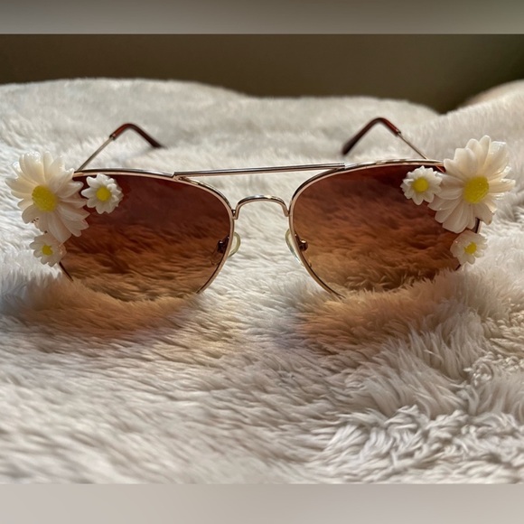 3 pairs of sunglasses Aerie by American eagle brand and Clair’s brand - Picture 5 of 9